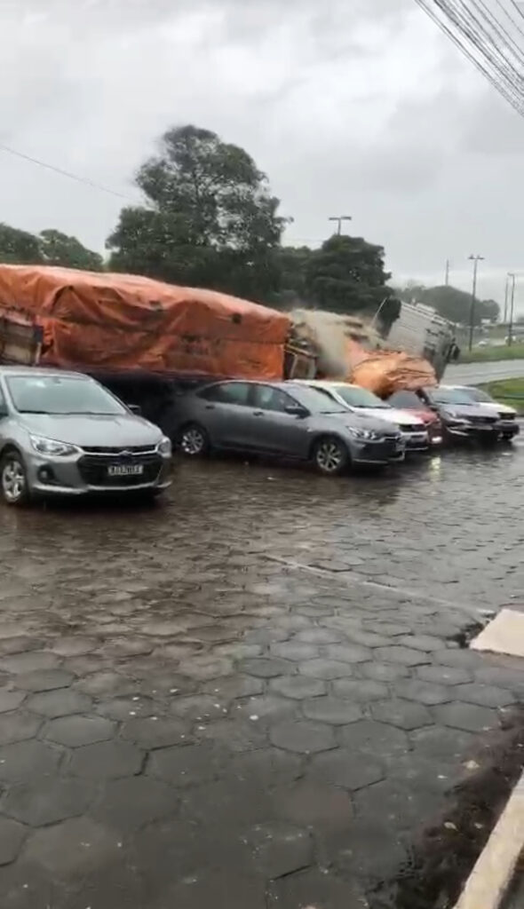 CAMINHÃO DESGOVERNADO ARRASTA CARROS EM PEDRINHAS
