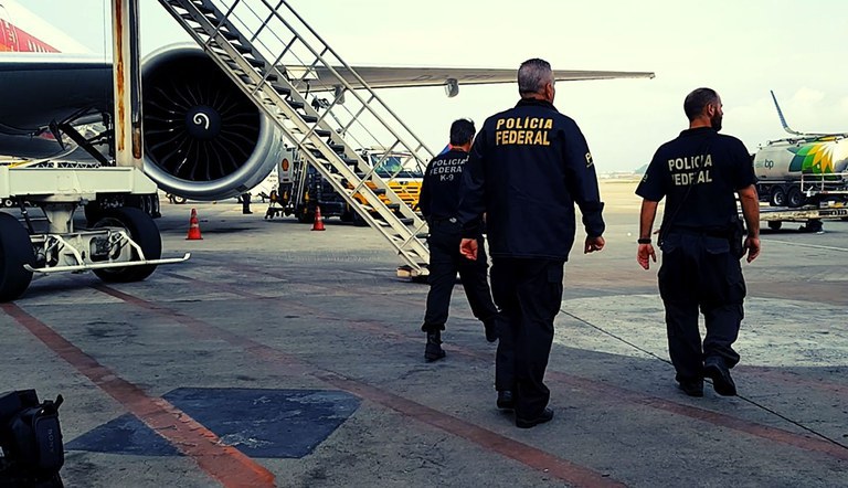 POLÍCIA FEDERAL PRENDE FORAGIDO NO AEROPORTO DE SÃO LUÍS