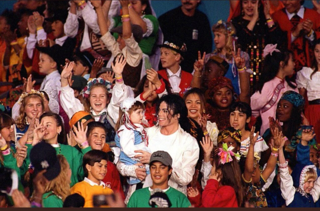 FILHO HOMENAGEIA MICHAEL JACKSON 15 ANOS APÓS A MORTE DO REI DO POP