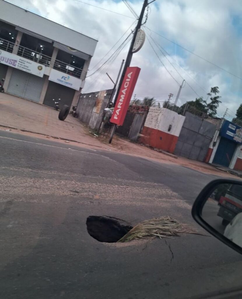 BURACO SE FORMA NA MA-202 APRESENTANDO RISCOS AOS MOTORISTAS