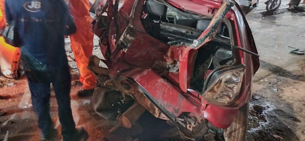 CARRETA COLIDE COM VEÍCULOS PARADOS NA BR-135 EM SÃO LUÍS E DEIXA FERIDOS GRAVES