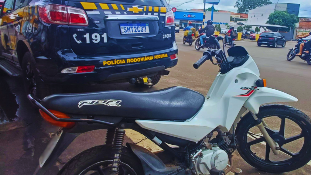 Motocicleta roubada é recuperada e condutor é preso em Caxias
