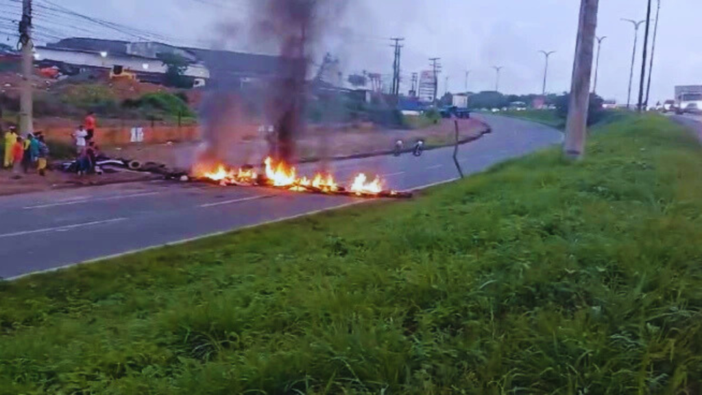 Protesto interdita BR-135 em São Luís e causa congestionamento na saída da capital