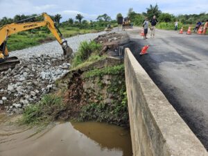 Ponte na BR-222 em Santa Inês é interditada após afundamento da cabeceira