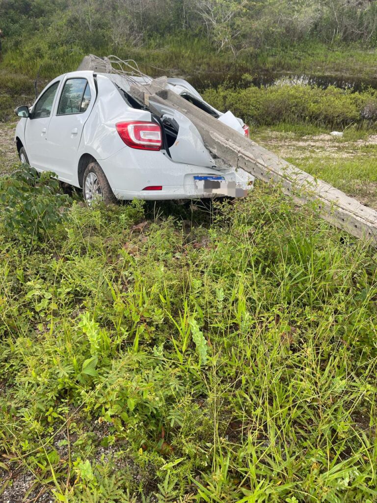 Colisão na BR-402, na região dos Lençóis, provoca morte de motociclista e queda poste