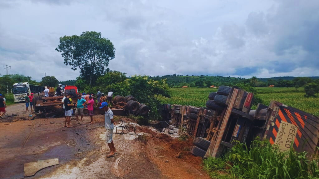 Colisão frontal entre carretas deixa um motorista morto na BR-226