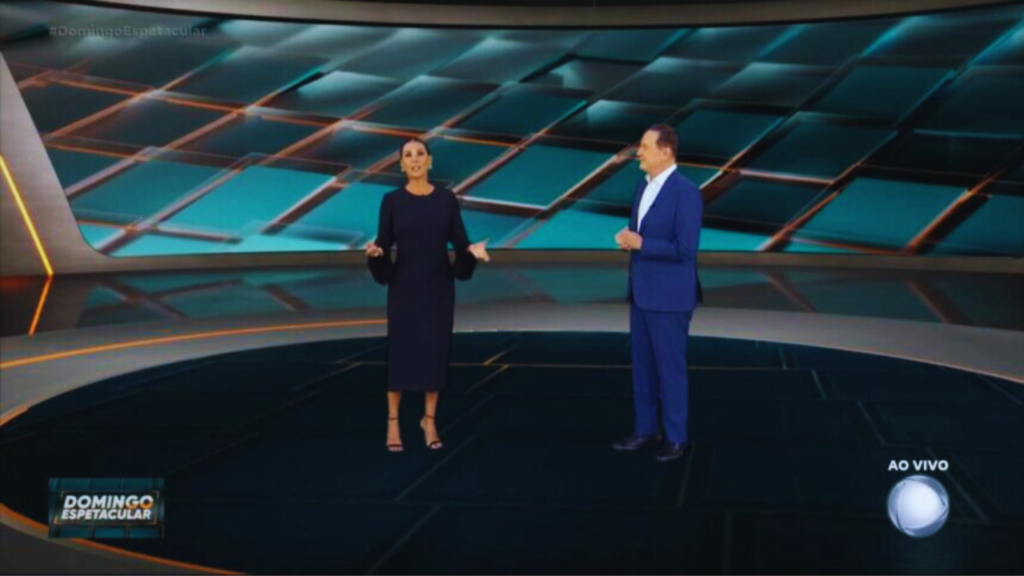 Domingo Espetacular: Roberto Cabrini corrige Carolina Ferraz ao vivo e gera tensão