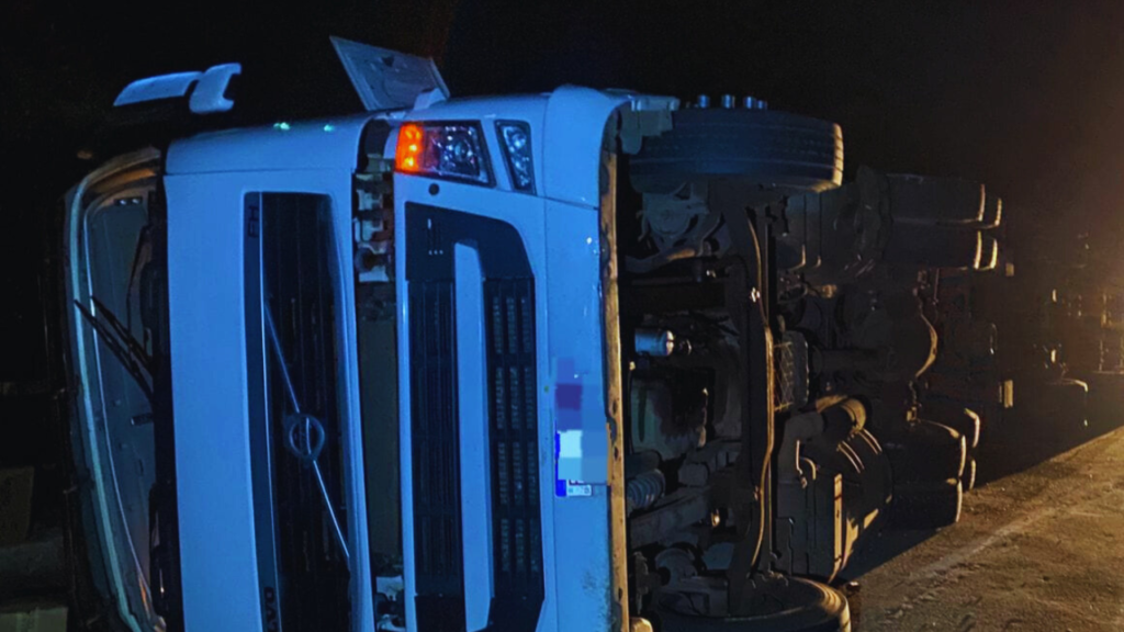 Carreta tomba e bloqueia parcialmente acesso à Ilha de São Luís na BR-135