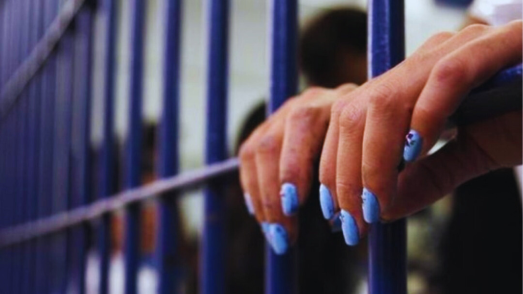 Mulher é presa em flagrante por suspeita de abandonar o próprio bebê