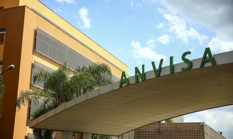 Anvisa interdita fabricantes de alisantes de cabelo irregulares