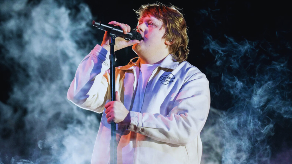 Lewis Capaldi retorna com “Survive” e celebra bilhão de views