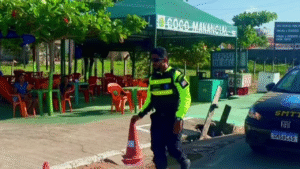 Operação na Avenida Litorânea coíbe uso ilegal de vagas de estacionamento