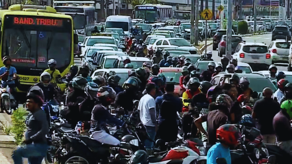 Motociclistas fecham avenida em protesto pela morte de entregador em São Luís