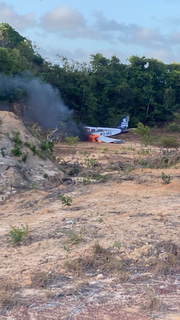 Avião de pequeno porte cai e pega fogo em Paço do Lumiar; cinco pessoas ficam feridas