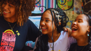 Praça do Reggae Recebe Intervenção “Menina Não é Mulher” em Alusão ao Dia da Menina