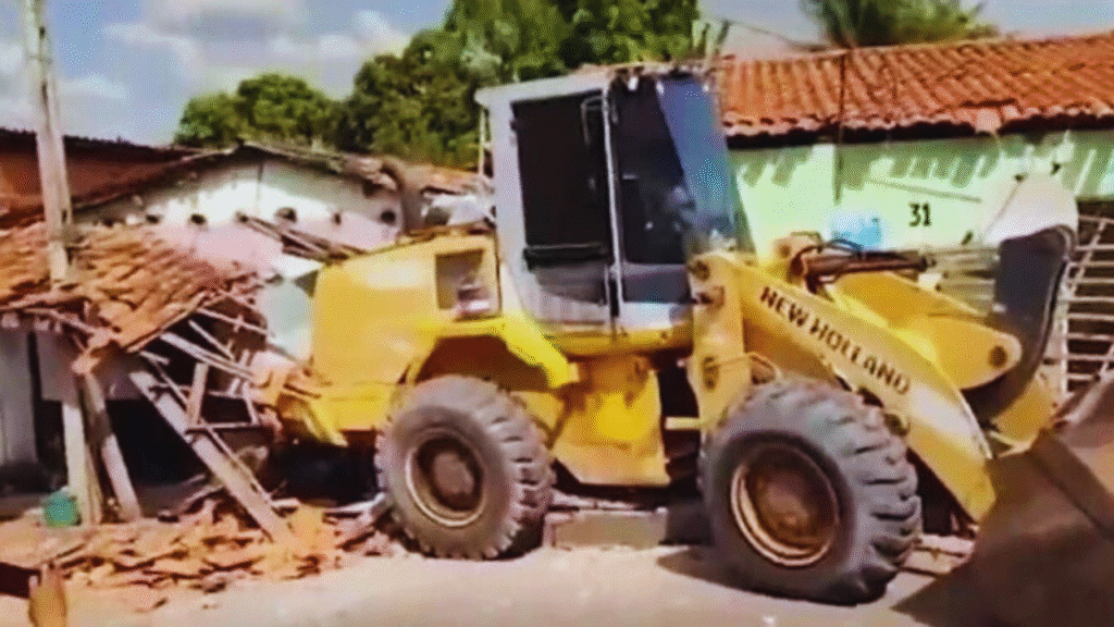 Trator desgovernado atinge casas e motos em Afonso Cunha