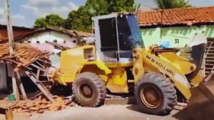 Trator desgovernado atinge casas e motos em Afonso Cunha