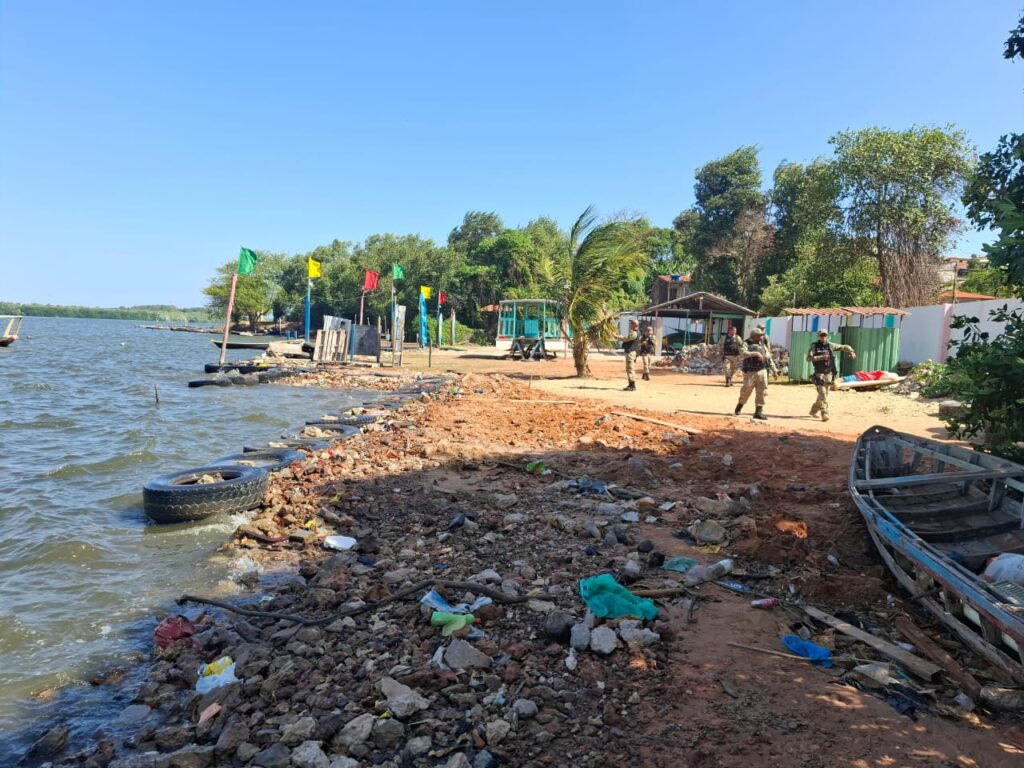 Polícia Civil flagra aterro irregular com entulho e pneus em área de mangue em São Luís
