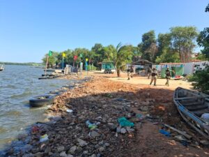 Polícia Civil flagra aterro irregular com entulho e pneus em área de mangue em São Luís