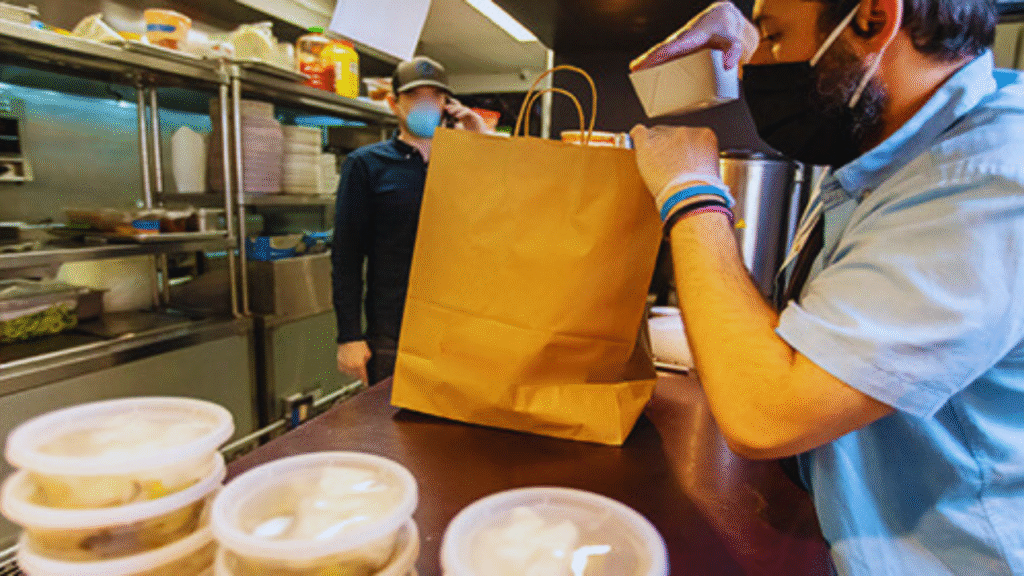 Lei proíbe cobrança por embalagens de marmitas em São Luís