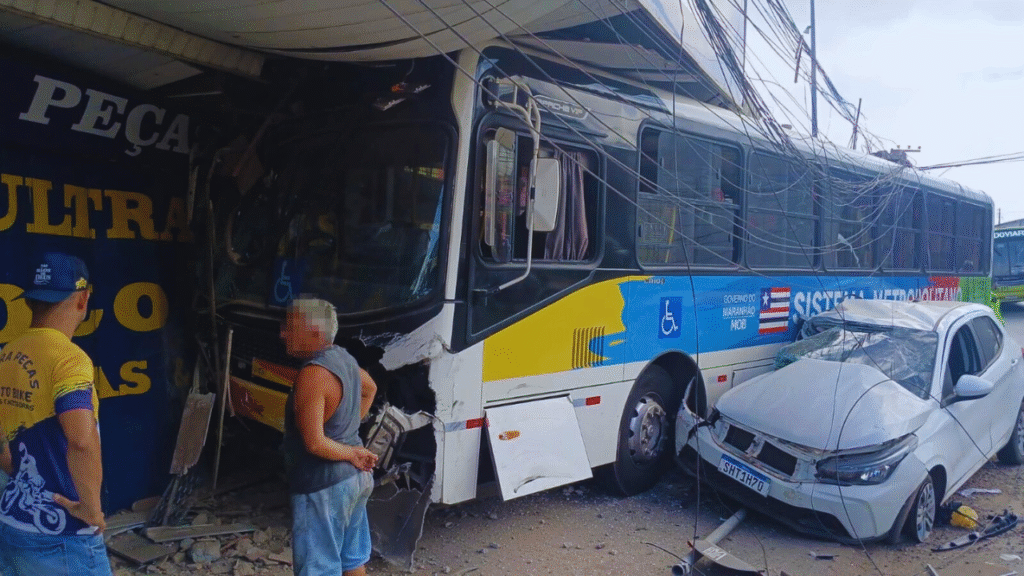 Ônibus invade loja após colidir com carro no Jardim América
