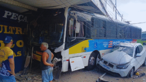 Ônibus invade loja após colidir com carro no Jardim América