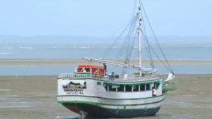 Barco encalha na travessia Alcântara-São Luís; resgate depende da maré alta