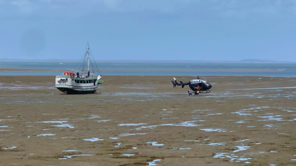 Passageiros de barco encalhado na Beira-Mar de São Luís são retirados por helicóptero
