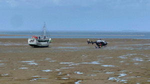 Passageiros de barco encalhado na Beira-Mar de São Luís são retirados por helicóptero