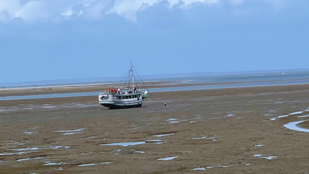 Barco encalha na travessia Alcântara-São Luís; resgate depende da maré alta