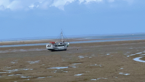 Barco encalha na travessia Alcântara-São Luís; resgate depende da maré alta