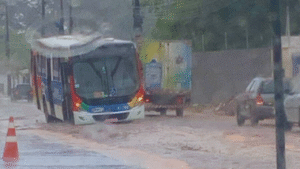 Ônibus “atola” na Estrada da Vitória após reparo com barro ceder na avenida