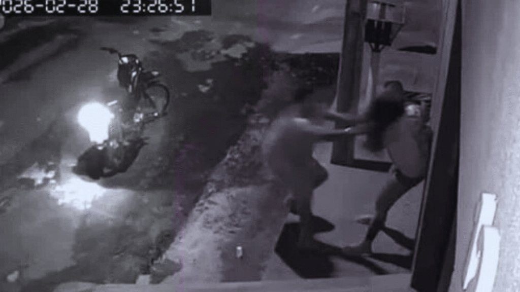 Homem agride mulher com criança nos braços em Codó; imagens de segurança registram o crime